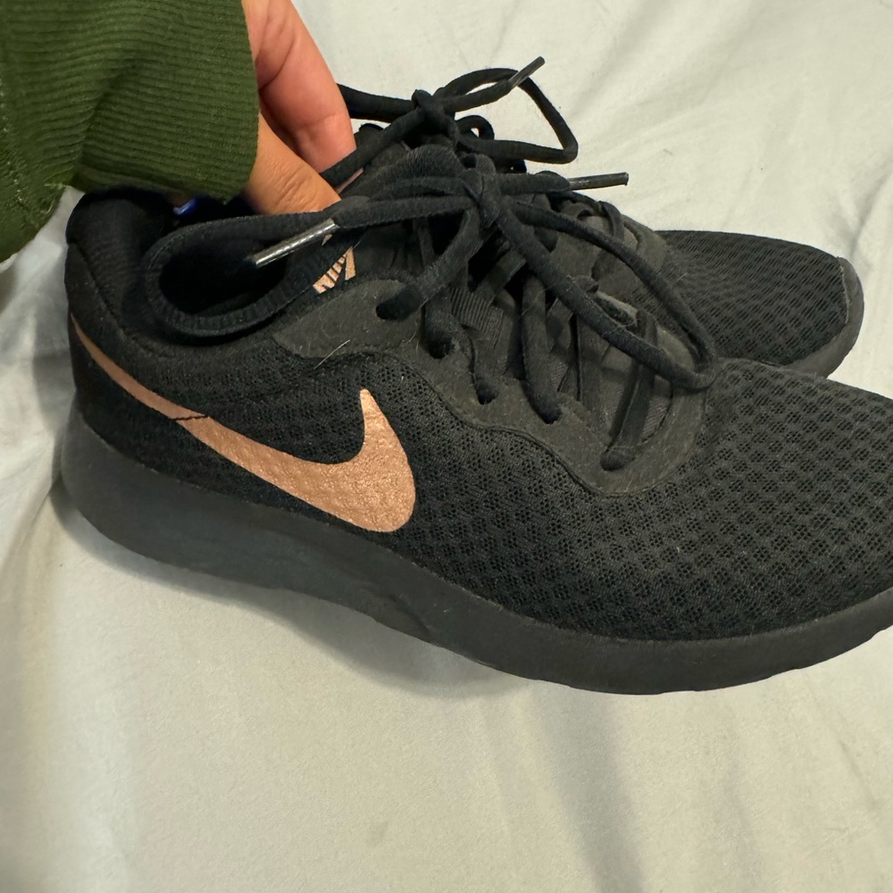 Women’s Nike shoes 🖤🩷